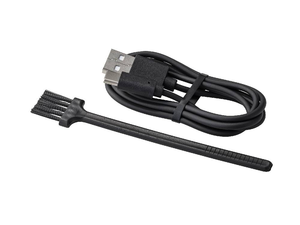 プラスマイナスゼロ毛玉クリーナー本体にUSB Type-Cケーブルが接続されている様子