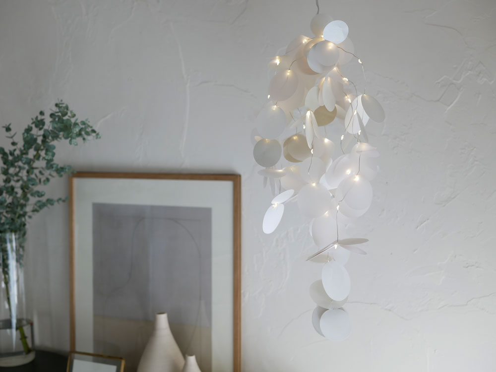 raderのMoon Light Tall、自然素材の紙とLEDを使用した高さ約50cmのシャンデリアタイプの照明器具
