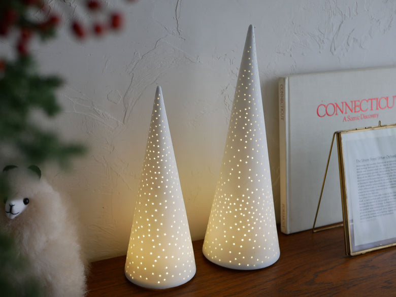 LED照明が点灯したコーン型のクリスマスオーナメントで、クリスマスツリーを彩る装飾品です。