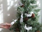枝にクリスマスオーナメントが飾られた美しいクリスマスツリー