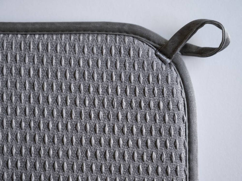 【bws SELECTION】すっきり暮らす水切りマットのグレーとシルバーのメッシュデザイン。カーボンファイバー、プラスチック、スチールを使用した耐久性のある繊維素材製。