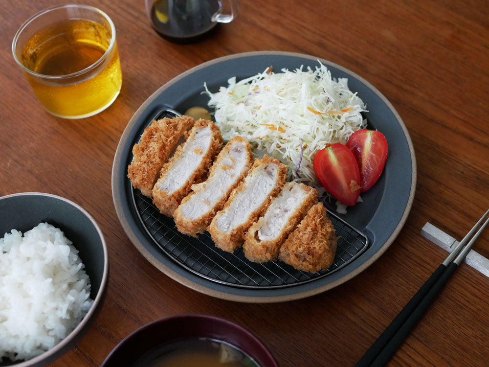 揚げたてのとんかつとメンチカツが網付きプレートに盛られ、白ご飯が添えられている
