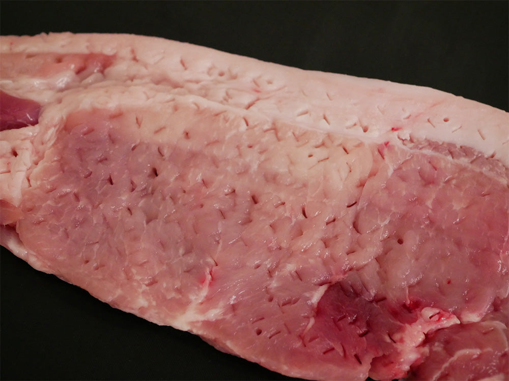 牛肉、豚肉、ヤギ肉など多種類の食材が調理用に並べられている画像