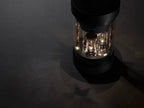 BALMUDA The Speakerの黒と白のスタイリッシュなスピーカー本体が正面から撮影された画像