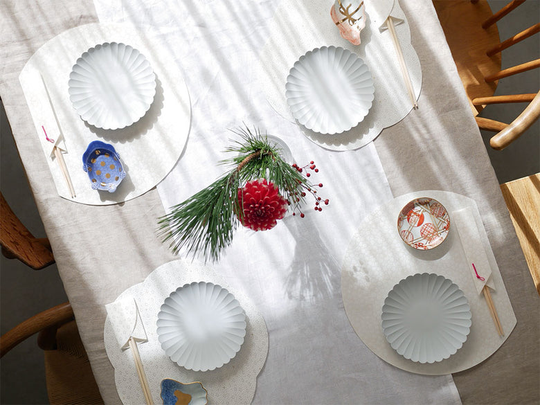 ADVAITAの美濃和紙製お膳敷紙とお箸包みが整然と配置された食卓