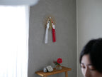 公長斎小菅の輪弧編み水引リース。竹、稲、紙、針金を使用したナチュラルでフローラルなデザインのインテリア用リース。サイズはS約W23×L40cm、L約W36×L58cm。