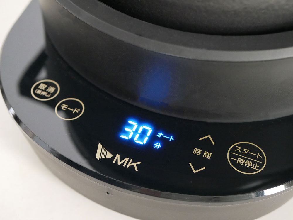 水無し電気鍋 KO TSU I RA ZUと付属の鍋セットや調理用ボウルが並んでいるキッチン用品の画像