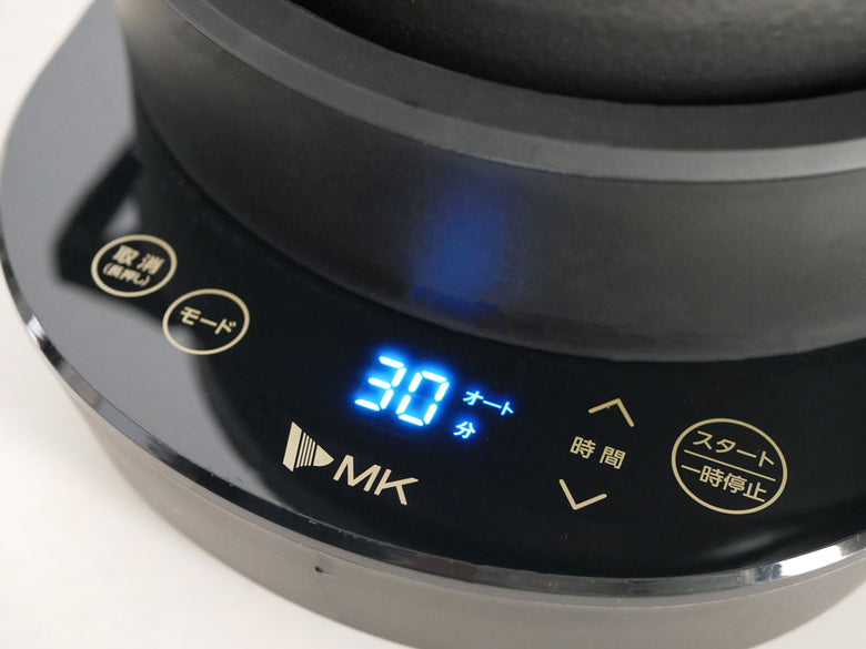 水無し電気鍋 KO TSU I RA ZUと付属の鍋セットや調理用ボウルが並んでいるキッチン用品の画像