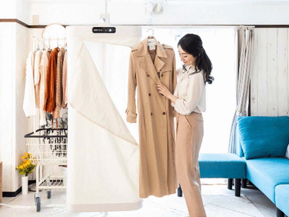 ESTILO（エスティロ）スチームイオンリフレッシャーがクローゼット内に設置され、オーバーコートや服がハンガーに掛けられている様子