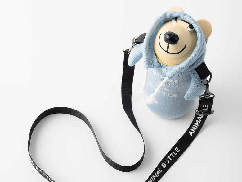 ANIMAL BOTTLE COLLEGEサーモマグとレザー製バックパック、テディベア、キーリングが並んだ画像