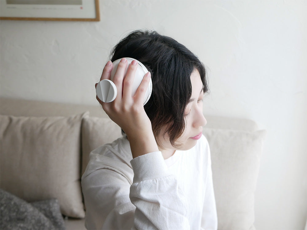 子供がFESTINO充電式EMSヘッドスパを手に持ち操作している様子