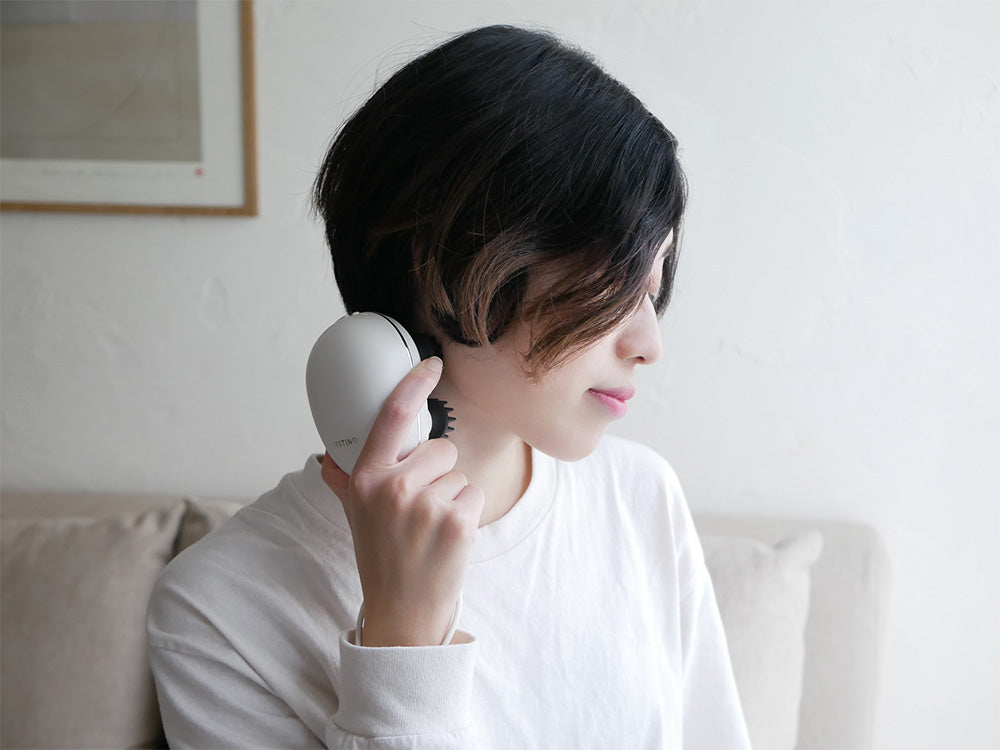 フェスティノ充電式EMSヘッドスパ本体と充電台、各種ブラシが並べられたセットの画像