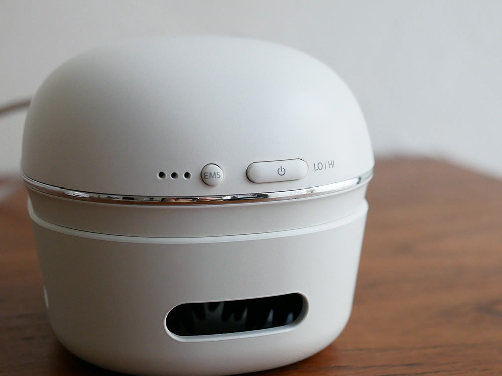 フェスティノ充電式EMSヘッドスパ本体と充電台、複数のもみブラシおよびスパブラシが並んだセット
