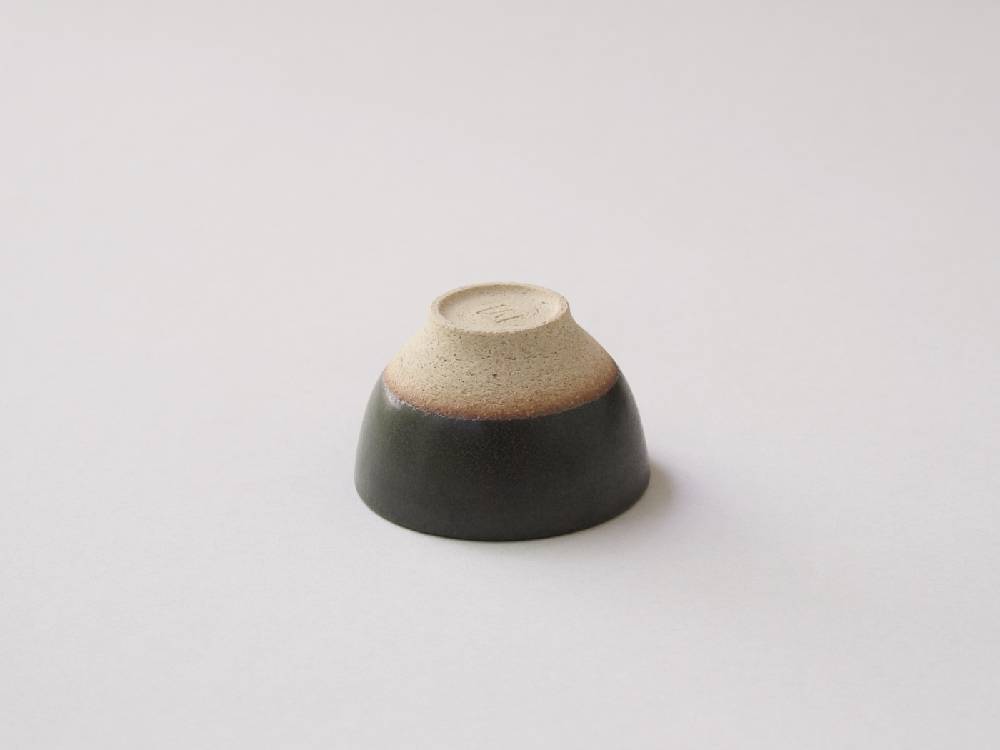 アールピースのSHIN-CYA-KI急須と小茶碗のセラミックセット。白と黒の陶器で調和の取れたデザインが特徴的です。