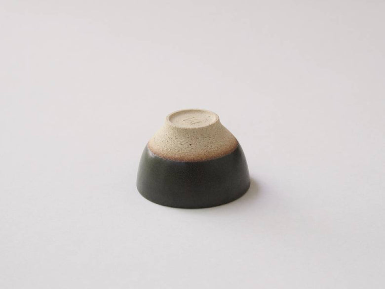 アールピースのSHIN-CYA-KI急須と小茶碗のセラミックセット。白と黒の陶器で調和の取れたデザインが特徴的です。