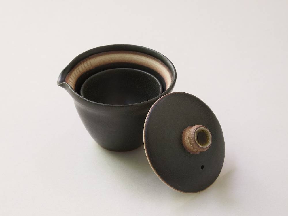 白と黒の陶器製急須と小茶碗が木箱に収納されたセット