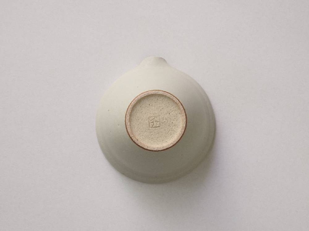白黒の陶器製急須と小茶碗のセット