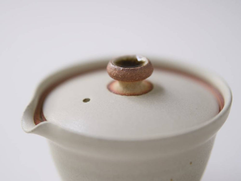 白黒デザインの陶器急須と小茶碗のセット