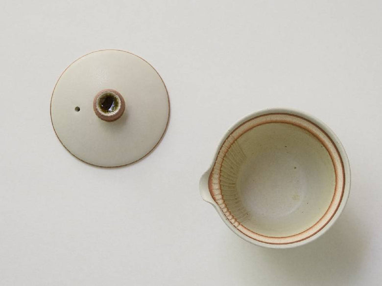 白と黒の陶器製急須と小茶碗が並んだセット