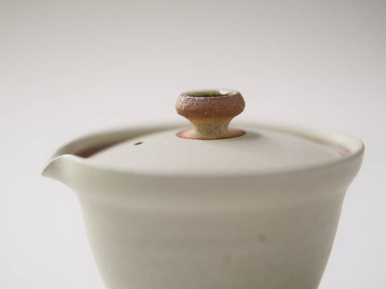 【AR Piece/アールピース】SHIN-CYA-KIの白と黒の陶器製急須と小茶碗のセット。リサイクルガラスを使用した急須とシンプルなデザインの小茶碗が木箱に美しく収納されており、テーブルウェアとして優れた品質を示しています。