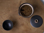 アールピース SHIN-CYA-KI製の白と黒の陶器急須ヒトリと小茶碗のセット