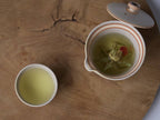 白と黒の陶器製急須と小茶碗がテーブルに整然と並べられたセット