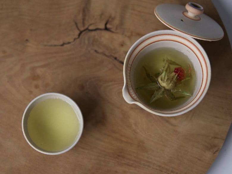 白と黒の陶器製急須と小茶碗がテーブルに整然と並べられたセット