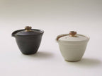 白と黒の陶器製急須と小茶碗が美しく並べられた日本製茶器セット