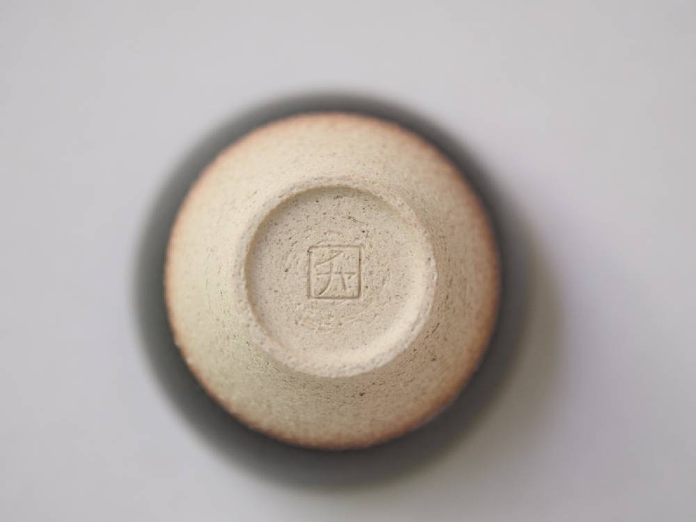 白・黒の陶器製急須と小茶碗が木箱に入ったセット