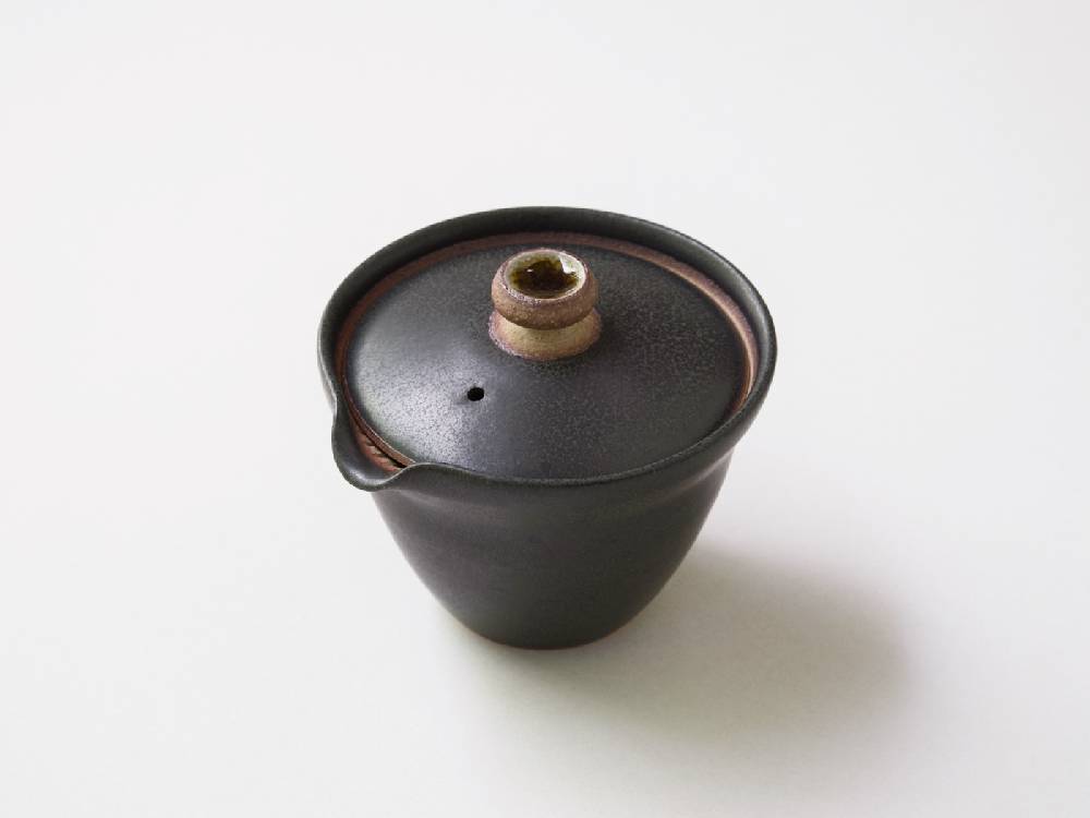 白黒の日本製陶器急須と小茶碗セット、蓋付きでアンティーク風デザイン