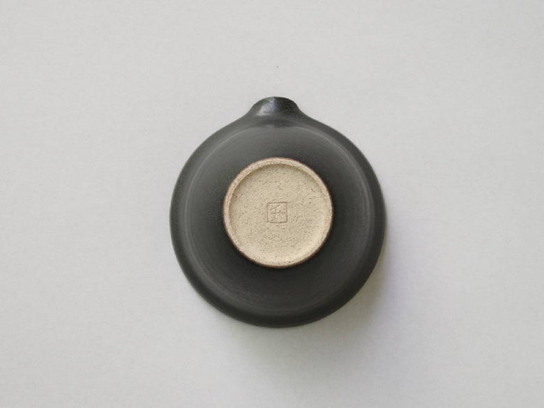 白と黒の陶器製急須と小茶碗のセット。SHIROとKUROデザインの日本製アールピース。