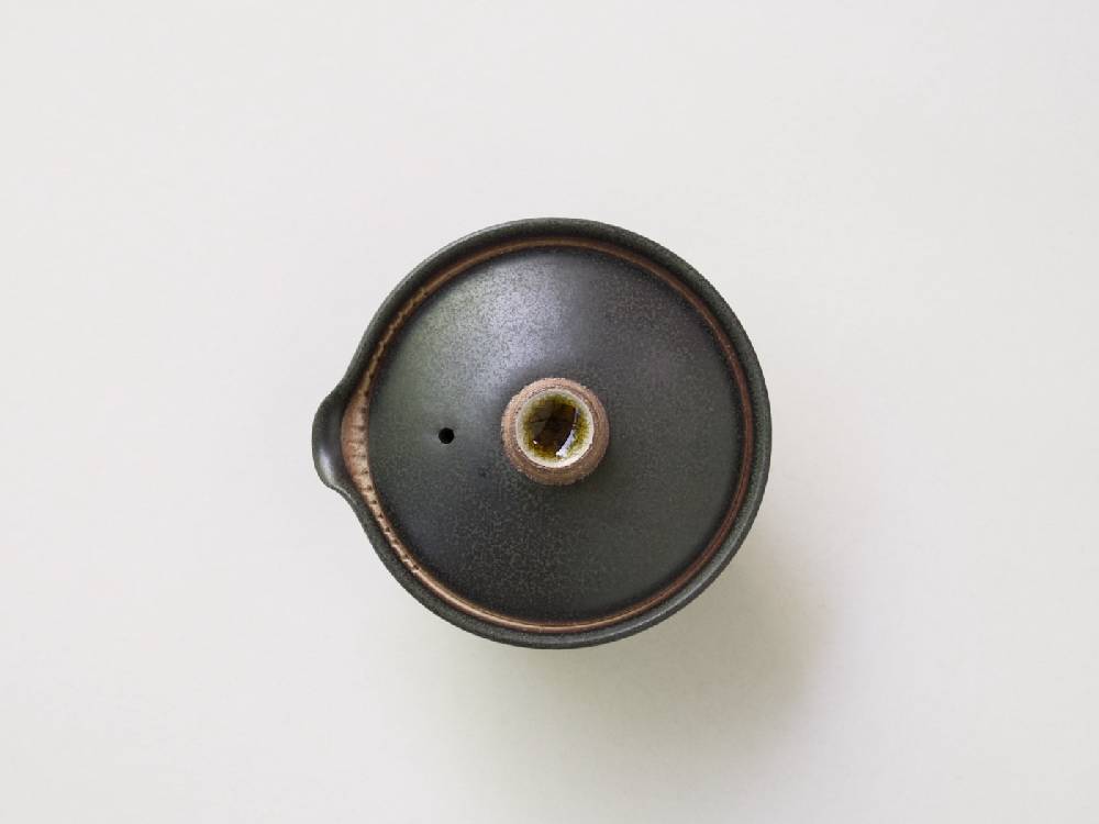 アールピース SHIN-CYA-KI シリーズの白黒陶器製急須と小茶碗のセット。銀色の蓋付き急須と二つの小茶碗が木箱に美しく収納されています。