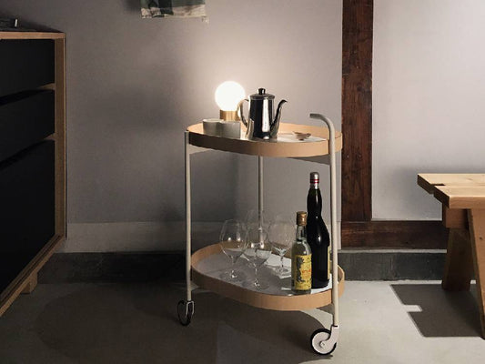 MOHEIM（モヘイム）のトロリーワゴン、白色のシナ合板とスチール製でシリンダー式車輪を備えた高さ685mmの移動可能なワゴン