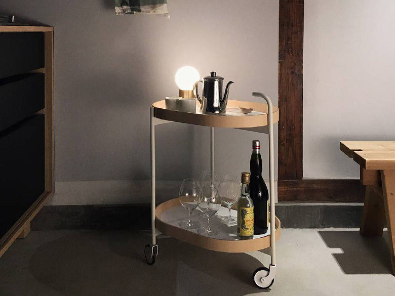 MOHEIM（モヘイム）のトロリーワゴン、白色のシナ合板とスチール製でシリンダー式車輪を備えた高さ685mmの移動可能なワゴン