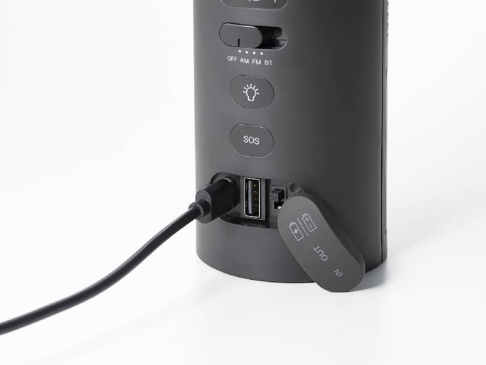 防災ラジオ本体とUSBケーブルが並んだ画像