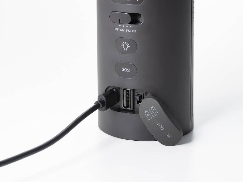 防災ラジオ本体とUSBケーブルが並んだ画像