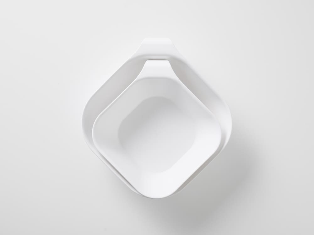 タワー型のマグネット＆引っ掛け湯おけ。銀色のプラスチック製デザイン。