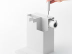 タワーデザインのプラスチック製スティッククリーナー＆ツールオーガナイザー。円柱型で複数の収納スペースがあり、家庭の掃除用品を整理整頓します。