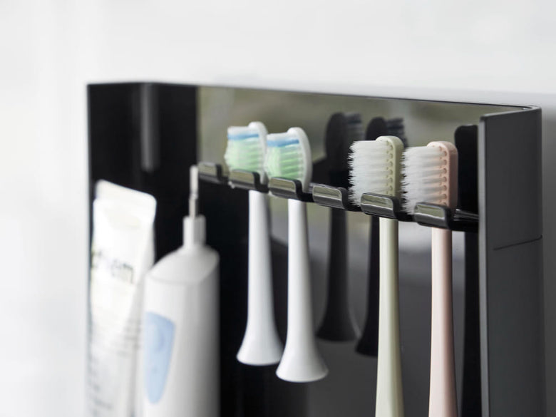 タワー製目隠し歯ブラシ＆チューブスタンド。ABS樹脂製のプラスチックで、バスルームに歯ブラシ5本と歯磨きチューブ2本を収納できる収納用品