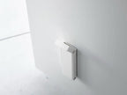 スチール製マグネット折り畳みドアストッパー「tower / タワー」の実物画像。シリコーン滑り止め付きで、磁石を使ってドアを固定するデザイン。