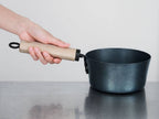 「今日を元気にするお味噌汁パン」、鉄製本体と天然木の持ち手を備えた調理用パン