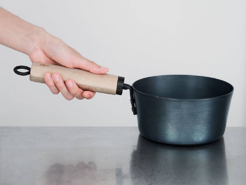「今日を元気にするお味噌汁パン」、鉄製本体と天然木の持ち手を備えた調理用パン