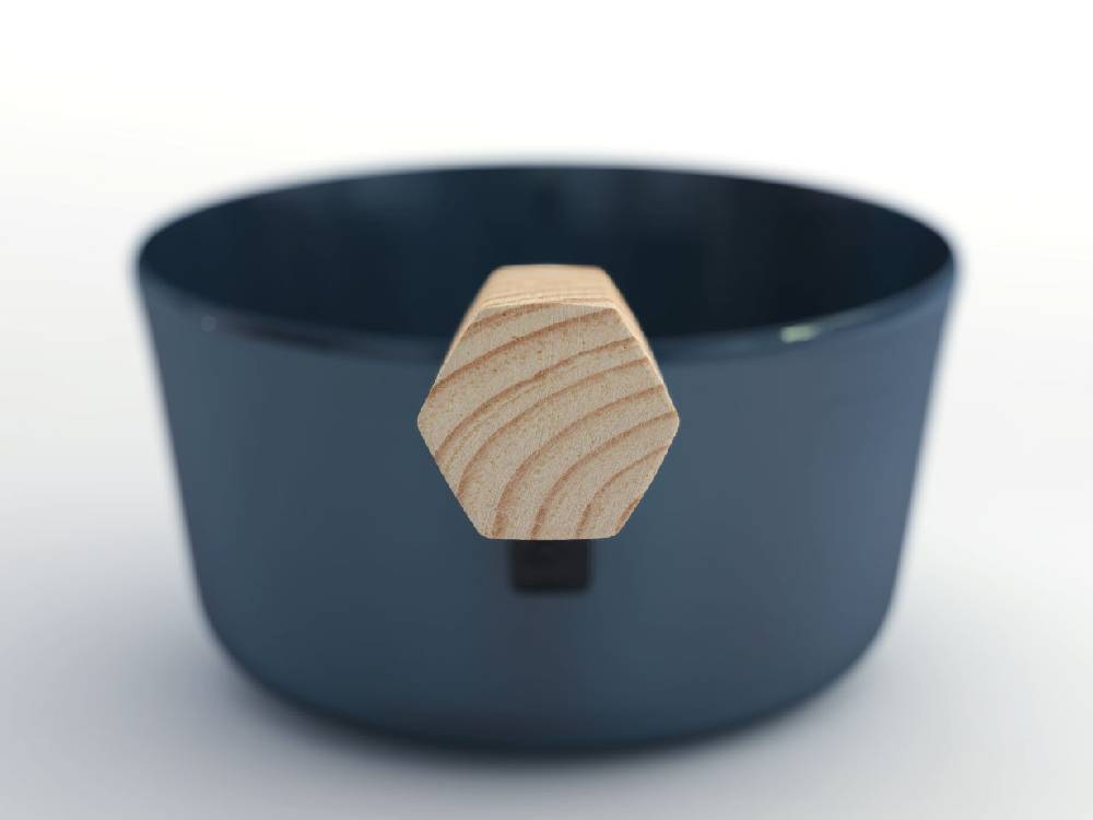 藤田金属の「今日を元気にするお味噌汁パン」。鉄製の本体にブナまたはウォルナットの天然木持ち手が付いた日本製の調理用器具。