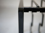 YAMAZAKI製タワー フライパン＆鍋蓋スタンド。スチール製の粉体塗装本体で、サイズ約35×20×18cm、耐荷重約7kg。組み立て式
