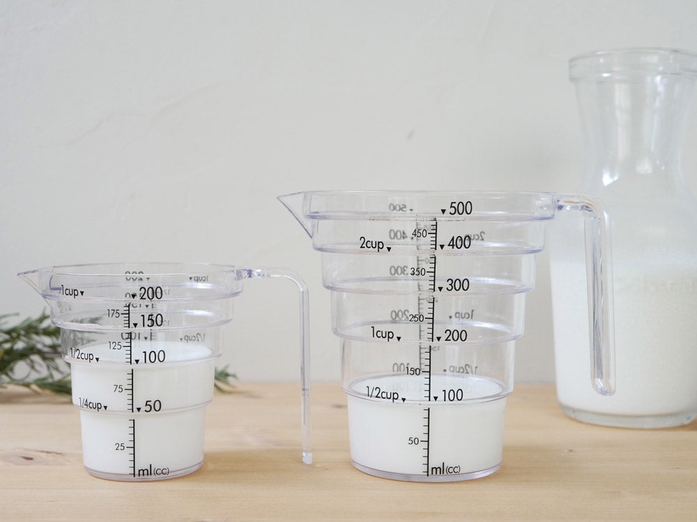 tower（YAMAZAKI）のトライタン樹脂製段々計量カップ、200mlと500mlの2サイズ