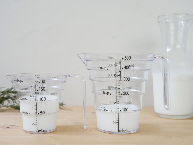 tower（YAMAZAKI）のトライタン樹脂製段々計量カップ、200mlと500mlの2サイズ